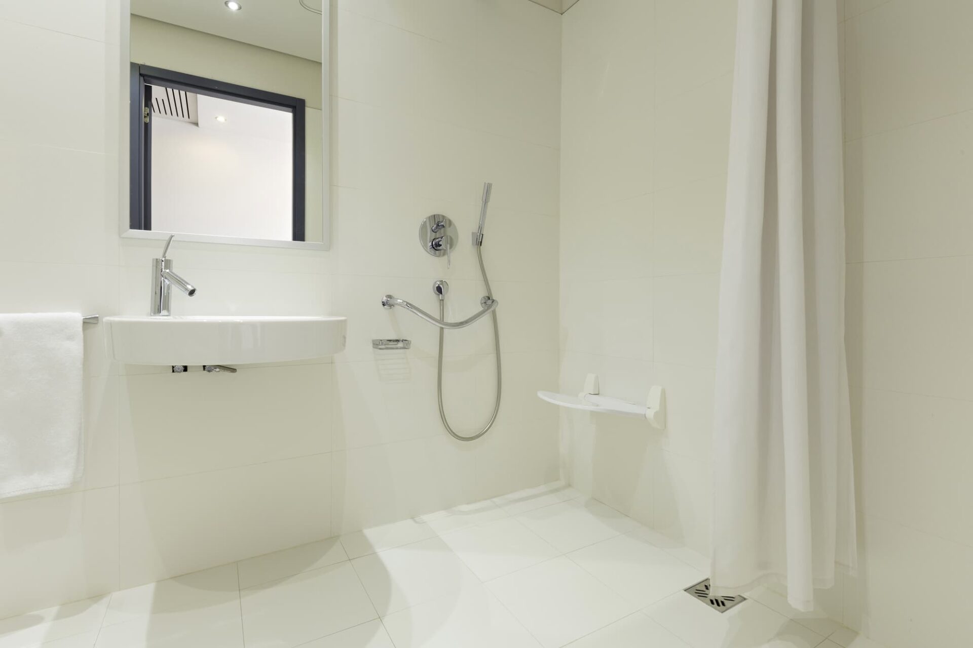 Pourquoi une colonne de douche adaptée est essentielle pour l’autonomie des seniors ?