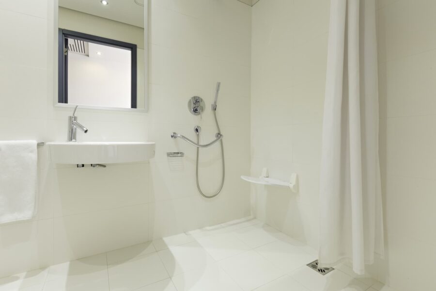 Pourquoi une colonne de douche adaptée est essentielle pour l’autonomie des seniors ?